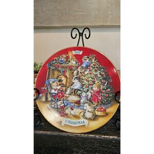 1992 Avon Chridtmss Plate Sharing Christmas With Friends